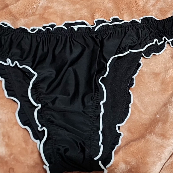 Black Ruffled Bikini Set - Picture 4 of 4